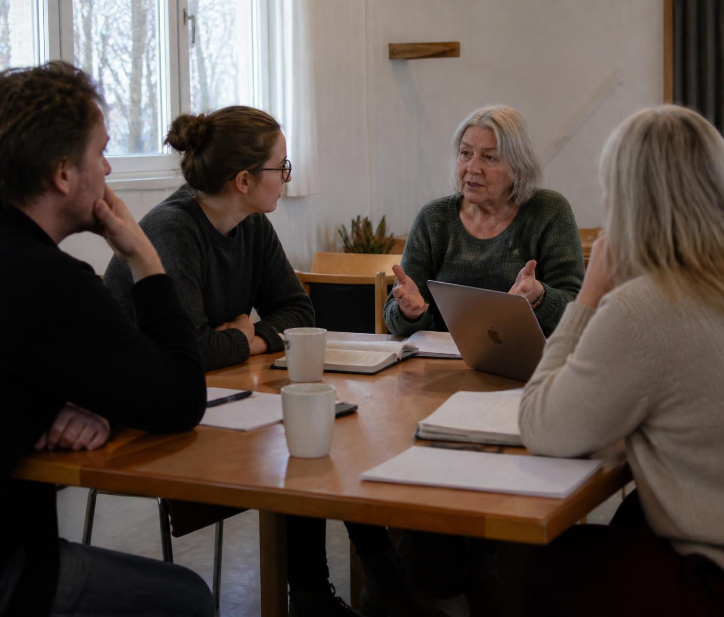 Styrelsemöte i en svensk förening runt ett bord i en enkel föreningslokal